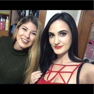 Meet your Posher, Leilanis